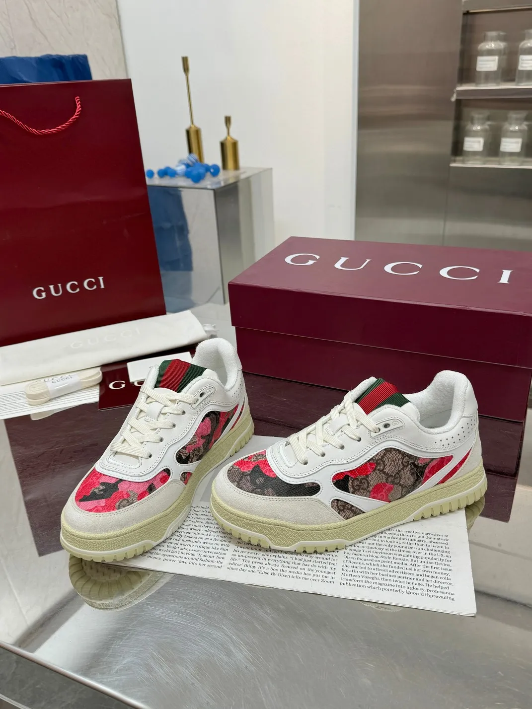 Men's Men's Shoes 💰640 Gucci Gucci's latest hot-selling series of high and low-top distressed couple sneakers are shipped. The originals are purchased, developed and manufactured. This high-low top sneaker adopts a basketball-style silhouette design, cleverly integrated with hollow panels and distressed effects, showing its unique ingenuity. The ingenuity incorporates brand logo details such as interlocking Double G styling accessories and Gucci lettering, a low-key tribute to the brand's design heritage.  ▪️ Fabric: Original customized imported first-layer cowhide ▪️ Lining: Sweat-absorbent and deodorant towel lining ▪️ Sole: Original molded TPU sole ▪️ Sole thickness: 3cm ▪️ Size: 36-40 (35 women 41 custom-made
